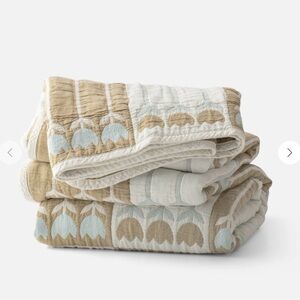 ISO Schoolhouse Tulbend Quilt in ‘Sky’ - Full/Queen